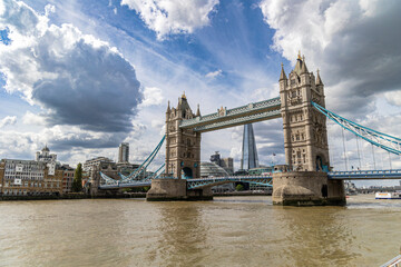 Tower Bridge w chmurach.