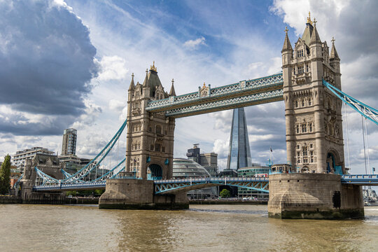 Tower Bridge w chmurach.
