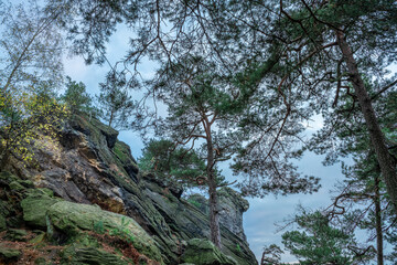 Blick auf einen Felsen, Berg im Wald. Blauer Himmel im Herbst