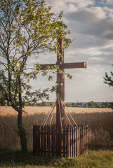 Przydrożny krzyż między polami, Polska,  Południowe Podlasie