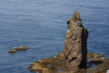 神威岩と積丹ブルーの海