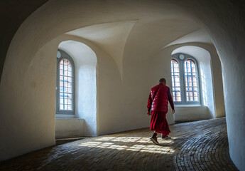 Ein buddhistischer Tourist geht im Schneckengang des runden Turms in Kopenhagen zur...