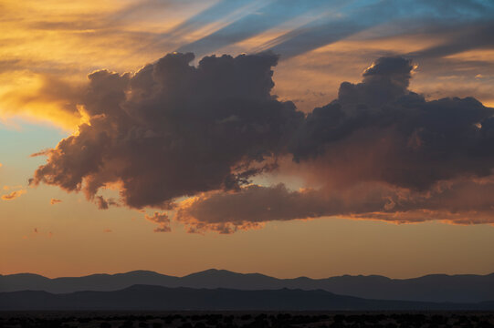 Usa, New Mexico, Santa Fe, Dramatic sunset sky over desert landscape
