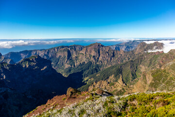 Naklejka premium Wanderung zum höchsten Punkt auf der Azoreninsel Madeira - dem Pico Ruivo - Portugal
