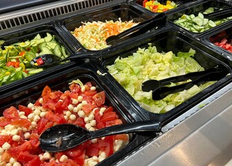 Salatbar in einem Supermarkt 