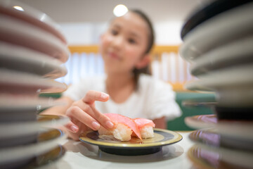 お寿司を食べる女の子