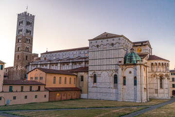 Fototapeta na wymiar Cathédrale Saint-Martin de Lucques, Italie, au soleil couchant
