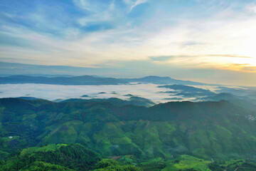 早朝の青々と茂る大自然の山間部風景　タイ・チェンライ