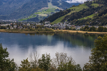 Fototapeta na wymiar Blick über den See auf Schüttdorf im Pinzgau