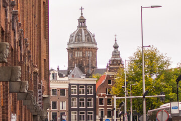 Naklejka premium Cúpula de la Basílica de San Nicolás vista desde una calle de amsterdam, países bajos. 