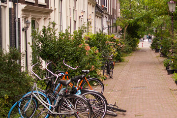 Fototapeta na wymiar Calle peatonal singente y con bicicletas aparcadas en amsterdam, países bajos, holanda