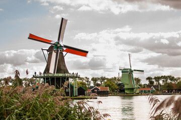 Molinos de viento típicos holandeses en la rivera del río Zann 