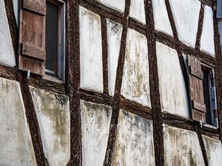 Gebäudeschäden an altem Fachwerkhaus