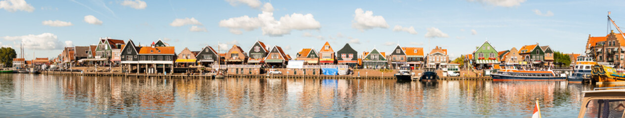 vista panorámica de la avenida marítima del pueblo marinero de Voledam en holanda, amsterdam - obrazy, fototapety, plakaty