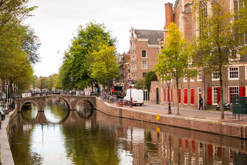 canal con puente con 3 arcos de media circunferencia en un canal de amsterdam, holanda, pa&iacute;ses bajos