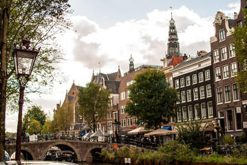 puente sobre un canal y fachadas de edificios de ladrillos en amsterdam, paises bajos