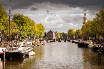 canal grande y ancho con embarcaciones a los lados en amsterdam, paises bajos