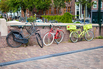 bicicletas de colores aparcadas en un puente sobre un canal en la ciudad europea de Amsterdam, holanda, países bajos