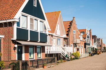 casas en la avenida marítima en el pueblo marinero turístico de Volendam, holanda, países bajos