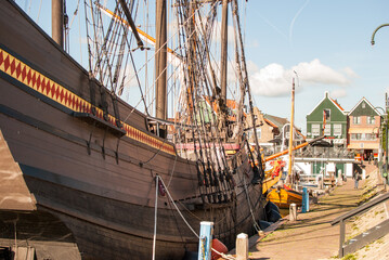 Barco velero antiguo de madera atracado en el puerto del  pueblo marinero turístico de Volendam, holanda, países bajos - obrazy, fototapety, plakaty