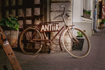 Fototapeta na wymiar Fahrrad Antik in Tallin