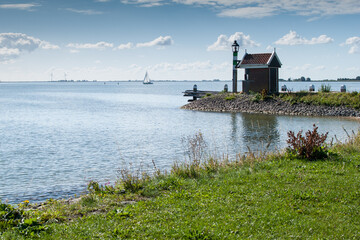 horizonte con mar cielo y nubes en un d&iacute;a despejado y soleado en el pueblo marinero tur&iacute;stico de Volendam, holanda, pa&iacute;ses bajos