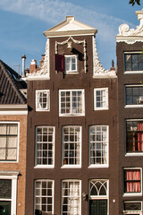 fachada con ventanas blancas  de edificio de ladrillo marrón en amsterdam, paises bajos, holanda