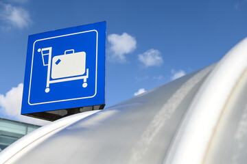 voyage aeroport valises bagage roulette chariot 