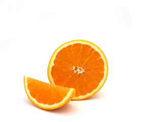 Demi orange tranchée de face avec un quartier isolée sur fond blanc
