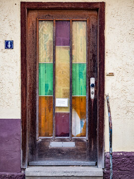 Alte Haust&uuml;r mit buntem Glas