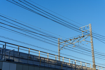 電線とVトラスビームと青空