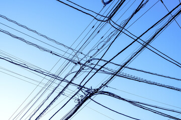 交差する電線