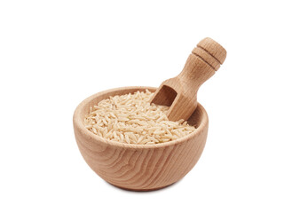 Ryż brązowy w drewnianej misce izolowane na białym tle