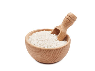 Ryż basmati w drewnianej misce izolowane na białym tle