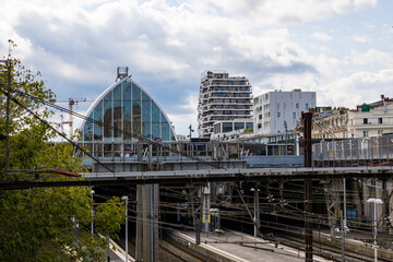 Fototapeta premium Vue sur la Gare Saint-Roch et les immeubles contemporains du Quartier Nouveau Saint-Roch de Montpellier
