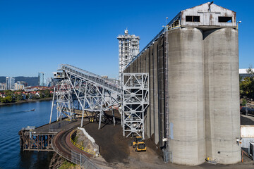 Obraz premium Factory in Portland Oregon next to the Willamette river