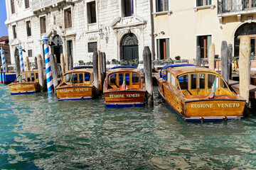 Fototapeta na wymiar Anlegeplatz, Boote Regione Veneto, Wassertaxis, Venedig, Venetien, Italien