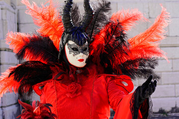 Kostümierte Frau mit Maske, carnevale, Karneval in Venedig, Venetien, Italien