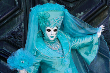 Frau im türkisen Karnevalskostüm, Karneval in Venedig, Italien