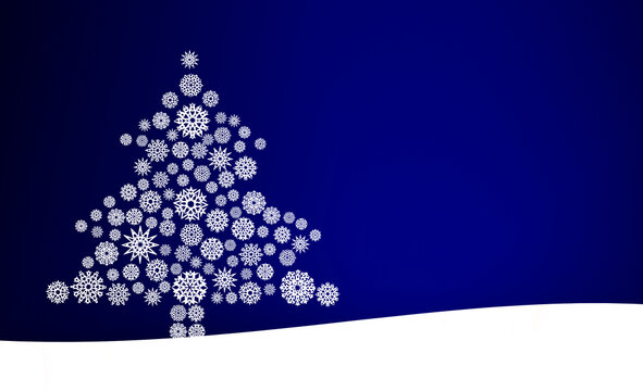 Weihnachtsbaum aus Schneeflocken vor einem Blauen Hintergrund im Schnee