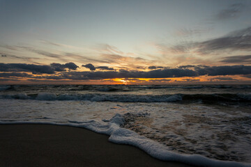 Zachód słońca na plaży nad Bałtykiem