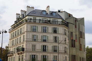 Fototapeta na wymiar typical parisianbuildings facades and rooftop from the 12th arrondissement
