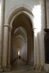 Voûtes lumineuses de l'abbaye de Pontigny en Bourgogne. France