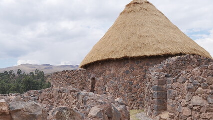 Fototapeta na wymiar Le temple de Raqchi, une cité des Incas et ses alentours, avec ses murs penchés, le chemin royal et ses vestiges prestigieuses