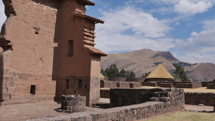 Fototapeta na wymiar Le temple de Raqchi, une cité des Incas et ses alentours, avec ses murs penchés, le chemin royal et ses vestiges prestigieuses