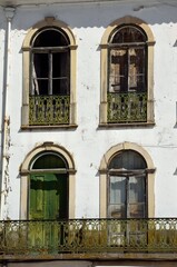 Fototapeta na wymiar Ventanas desvencijadas en el casco antiguo de Tomar, Portugal