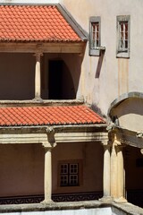 Fototapeta na wymiar Detalles de un patio interior del Convento de Cristo, Tomar, Portugal