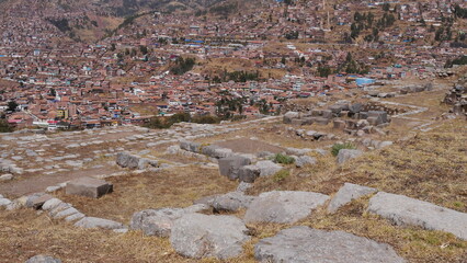 La construction historique Inca de Saqsaywaman, un vestige de la civilisation des Incas, murs de pierre polies, et ses alentours, chemins et arbres chaudes et secs ! 