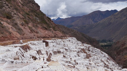 Les salines de Maras, production de sel péruvienne, bassins agricoles et artisanaux naturels et humains, réalisation historique et travail humain