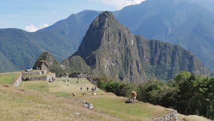 La ville de l'Inca Machu Picchu au sommet d'une montagne, avec les hautes montagnes voisines, son...